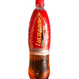 Pu&ograve; includere: Una bottiglia di plastica trasparente di Lucozade Energy Original. La bottiglia &egrave; rossa con testo giallo e nero. Il liquido all'interno &egrave; arancione. Il tappo &egrave; rosso.