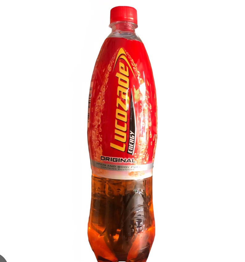 Pu&ograve; includere: Una bottiglia di plastica trasparente di Lucozade Energy Original. La bottiglia &egrave; rossa con testo giallo e nero. Il liquido all'interno &egrave; arancione. Il tappo &egrave; rosso.