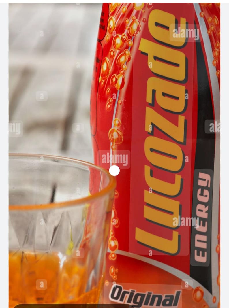 Pu&ograve; includere: Primo piano di una lattina di energy drink rossa con la scritta "Licozado" in giallo e la scritta "Energy" in bianco. Accanto, un bicchiere trasparente pieno di liquido arancione. La parola "Original" &egrave; visibile.