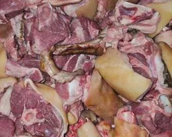 Carne di capra fresca bruciata con pelle