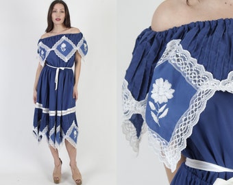 Royal Blue Mexican Off The Shoulder Fiesta Dress, Toute la robe de soirée brodée florale blanche, Sheer Lace Trim Restaurant Style Midi