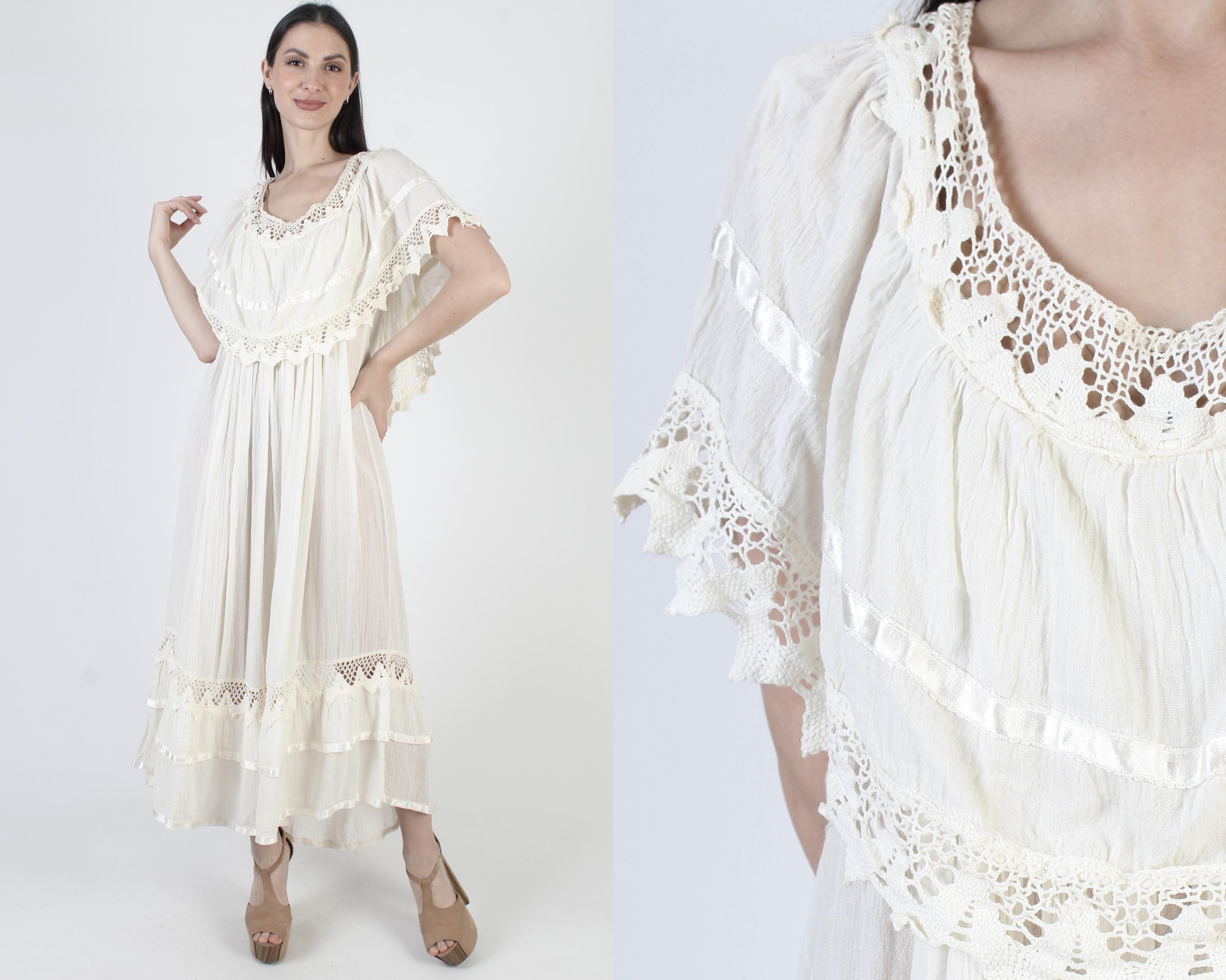 Abito in garza di cotone color crema, copricostume all'uncinetto