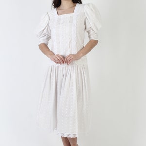 vintage 80s White Gunne Sax Dress, Plain Cut Out Eyelet Material, Robe de demoiselle d'honneur en dentelle brodée florale simple image 2