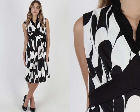 Vintage 70s Scallop Drip Dress / Black White Abstr