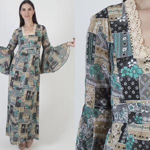 Könnte beinhalten: Ein Vintage-Maxikleid mit einem Patchwork-Design in Beige-, Schwarz-, Grau- und Türkistönen. Das Kleid hat lange, ausgestellte Ärmel und einen quadratischen Ausschnitt mit Spitzenbesatz. Das Kleid ist bodenlang.