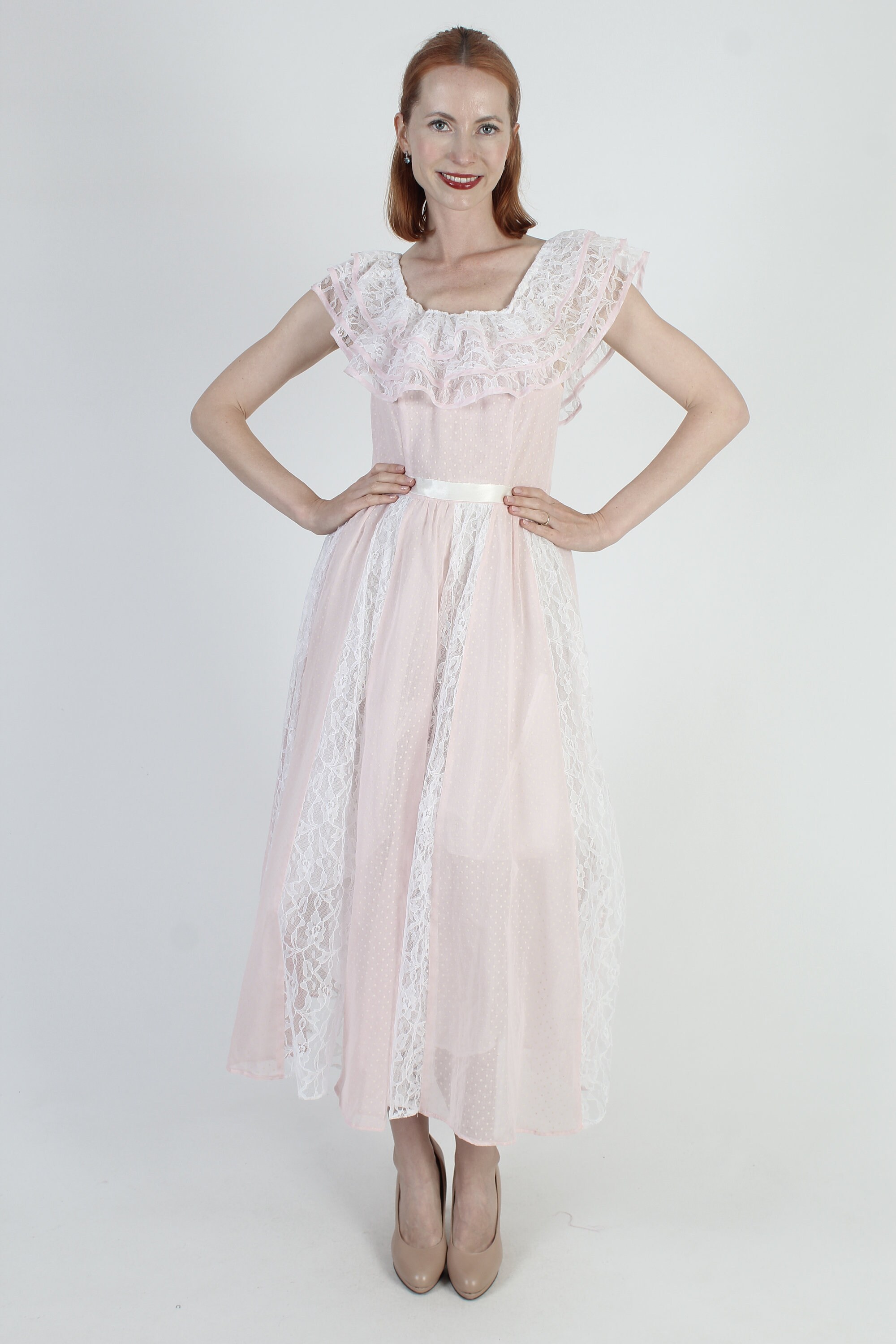 70年代のヴィンテージピンクスイスドットマキシドレス