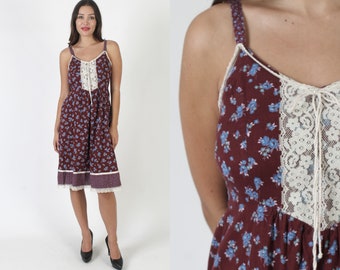 Burgund Calico Floral Lace Up Korsett Kleid, Leichtes Spaghetti-Träger Mini Sommerkleid, Prairiecore Boho Hochzeit Outfit