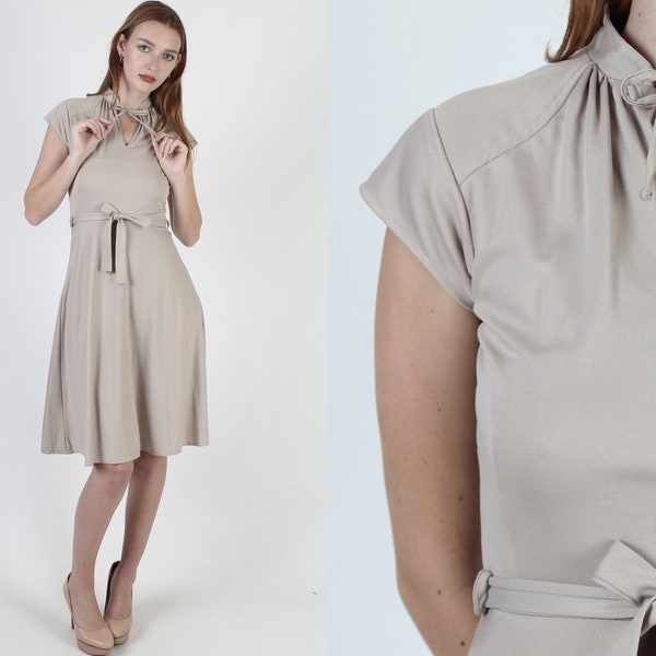 Nœud papillon Trou de serrure Taupe Couleur Robe Taille Petite, vintage 1970's Plain Disco Dancing Secretary Dress