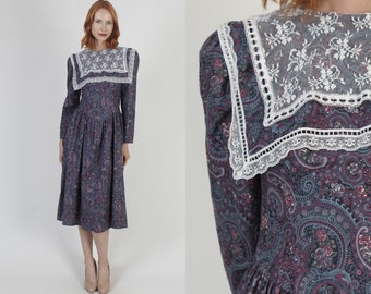 Robe Gunne Sax des années 80, petite pelouse fleurie violette, imprimé cachemire, col en dentelle au crochet Jessica McClintock, midi dos ouvert en V profond