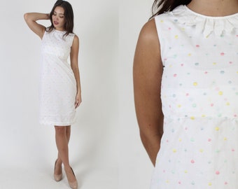 Schmal anliegendes, weisses Pastell Schweizer Polka Dot Wiggle Mini Midi Kleid mit Taillenkrawatten
