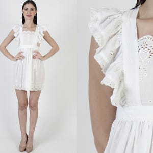 Vestido de peto completamente blanco, delantal bordado con ojales, vestido de verano vintage de los años 70 con la espalda descubierta.