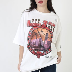1998 Chicago Bulls 3 Peat T Shirt Vintage 90s Michael Jordan Basketball Tee Starter White Cotton Size Mens XL image 2