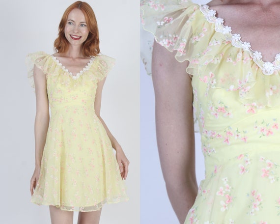 60s Mod Bridal Party Mini Dress All Over Daisy Fl… - image 1