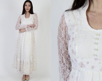70s White Calico Bouquet Floral Dress / Renaissance Festival Outfit / 1970s Colonial Prairie Lace Sleeve Maxi Dress