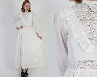 Weißes 70er Jahre Baumwolle Mexikanisches Brautkleid Smoking Rüschen Häkelspitze Vintage Monochrome Criss Cross Pintuck Maxi Kleid