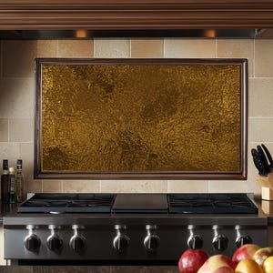 Donkergouden glazen achterwand, hittebestendige achterkant fornuis, luxe gehard spatscherm, getextureerde metalen keukenkunst