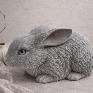 Könnte beinhalten: Eine weiße Keramik-Tasse mit schwarzem Henkel und dem Text "But First, Coffee" in schwarzer, handschriftlicher Schrift. Die Tasse steht auf einer weißen Oberfläche.