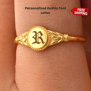 Anillo con sello inicial personalizado, anillo gótico vintage personalizado, joyería gótica delicada, letra inglesa antigua, regalo personalizado, regalo para mamá