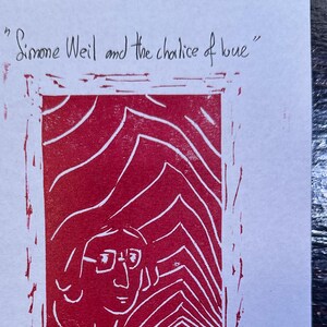 Può includere: Stampa a linoleum rosso e bianco di una donna con gli occhiali che guarda a destra. La stampa è intitolata "Simone Weil e il calice dell'amore" ed è firmata e datata 2/2/2025.