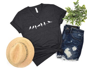 Birds on a wire shirt met v-hals, natuurliefhebber T-shirt, minimalistisch vogelshirt, shirt schattig vogels kijken, grafisch shirt vogel, shirt met buitenthema