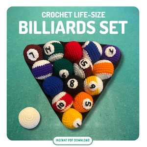 Könnte beinhalten: Ein gehäkeltes Billard-Set mit einer Vielzahl farbiger Kugeln, die in einem Dreieck angeordnet sind. Die Kugeln sind nummeriert und enthalten eine weiße Kugel. Der Text "CROCHET LIFE-SIZE BILLIARDS SET" wird oben angezeigt.