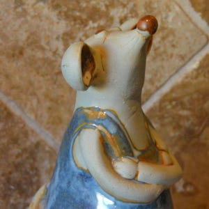vintage House Parts, Inc ~ Souris en grès cérame avec attitude ~ Environ 8 1/2" de haut ~ Atlanta Pottery ~ Bras croisés, yeux qui roulent ~ Tellement mignon !