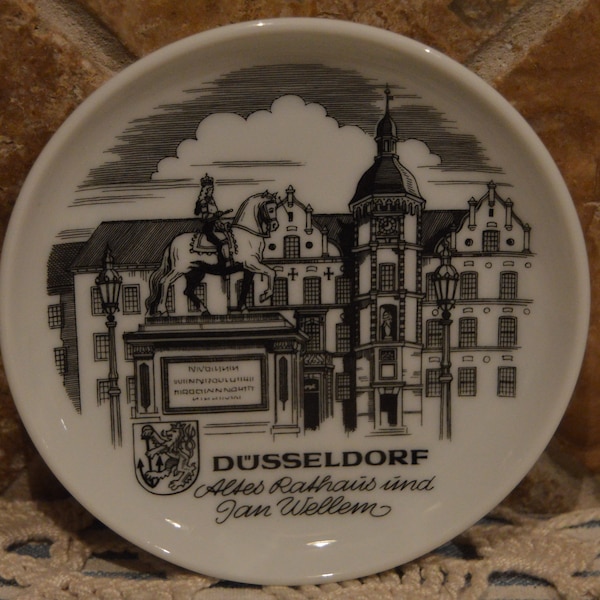 Pin Dish~Dusseldorf, Germany Souvenir Pin Dish~It's About 4" In Diameter And In Excellent Pre Owned Condition~Trinket Dish~Ring Dish