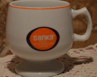 Jolie tasse à café sur pied de marque Sanka ~ conçue spécialement pour le café décaféiné de marque Sanka ~ environ 3 1/4" de haut
