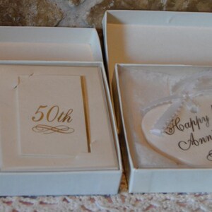 Dos paquetes de regalo vintage con adornos para el 50.º aniversario. Quedarán geniales en la mesa de la fiesta del 50.º aniversario. Adorno y tarjeta.
