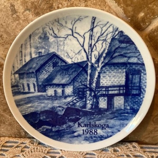 Beautiful Delft Blue Collectible Plate From Karlskoga (Sweden) From 1988~Holes For Hanger~7 3/4" In Diameter~EUC!