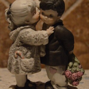 Kim Anderson's Pretty As A Picture ~ Een vakantiegroet verzegeld met een kus ~ Door Enesco ~ Uit 1996 ~ Ongeveer 4 1/4" hoog ~ zo kostbaar