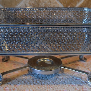 Ótimo suporte para rechaud ~ Sem tampa ~ Não tenho certeza do tamanho da panela ~ 33 cm x 23 cm Pyrex é muito grande ~ 19 cm de altura
