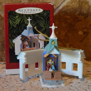 Cenna ozdoba kościelna ~ Karty Hallmark ~ 1996 ~ 4" wysokości ~ Wnętrze szopki ~ Ozdoba pamiątkowa Hallmark