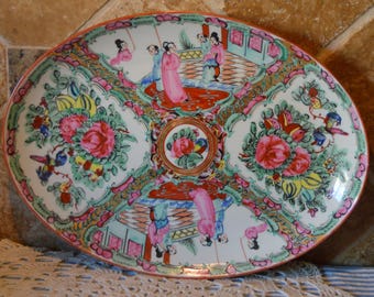 Bellissimo piattino con medaglione a rose ~ 31 x 23 cm ~ Porcellana giapponese dipinta a mano a Hong Kong