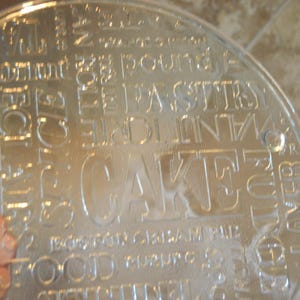 Stary, trzystopowy, bezrantowy szklany talerz na ciasto ze wszystkimi rodzajami ciast ~ Ciasto kawowe ~ Strudel ~ Boston Cream Pie ~ Ciasta ~ Więcej ~ Średnica 11"
