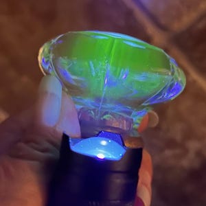 Elegante pomo de puerta de cristal vintage con tono púrpura ~ Brilla bajo luz negra ~ 2 1/4" de largo y el pomo tiene aproximadamente 2 1/2" de ancho