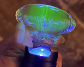 Elegante pomo de puerta de cristal vintage con tono púrpura ~ Brilla bajo luz negra ~ 2 1/4" de largo y el pomo tiene aproximadamente 2 1/2" de ancho