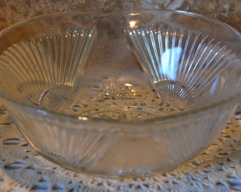 1950年代プレスガラス製サービングボウル～扇形デザイン～スカラップエッジ～スターバースト模様の中央～底面に小さな欠けあり