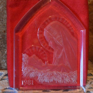 Ornamento in acrilico raffigurante la Madonna, del 1981, disegnato dall'artista svedese Lars Svenson~Con custodia~Scheda storica~Circa 4" x 3"~Bellissimo!