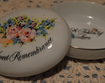 Vintage Avon Valentine's Day 1982 Trinket Box~A Sweet Remembrance~Inside says A Token of Love~