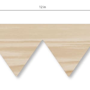 Puede incluir: Una moldura decorativa de madera de color claro con un patrón triangular repetitivo. La moldura mide 30,48 cm de largo, 7,62 cm de alto y 2,18 cm de grosor. Los lados angulados de los triángulos miden 6,5 cm.