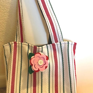 Pequeña bolsa de almuerzo/tote con colores festivos brillantes, hecha con un paño de cocina nuevo de Williams & Sonoma. Forro verde oliva oscuro. Capacidad para tableta, billetera y llaves.