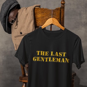 Camiseta tipográfica vintage "El Último Caballero": estilo retro vaquero occidental para hombre, elegante, divertida y clásica.
