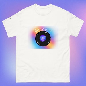 Peut inclure: Un t-shirt blanc à manches courtes avec un motif représentant une boule magique noire sur un fond dégradé aux couleurs de l'arc-en-ciel. Le texte "Gender?" est inscrit au-dessus et "Ask Again Later" apparaît dans le triangle bleu.