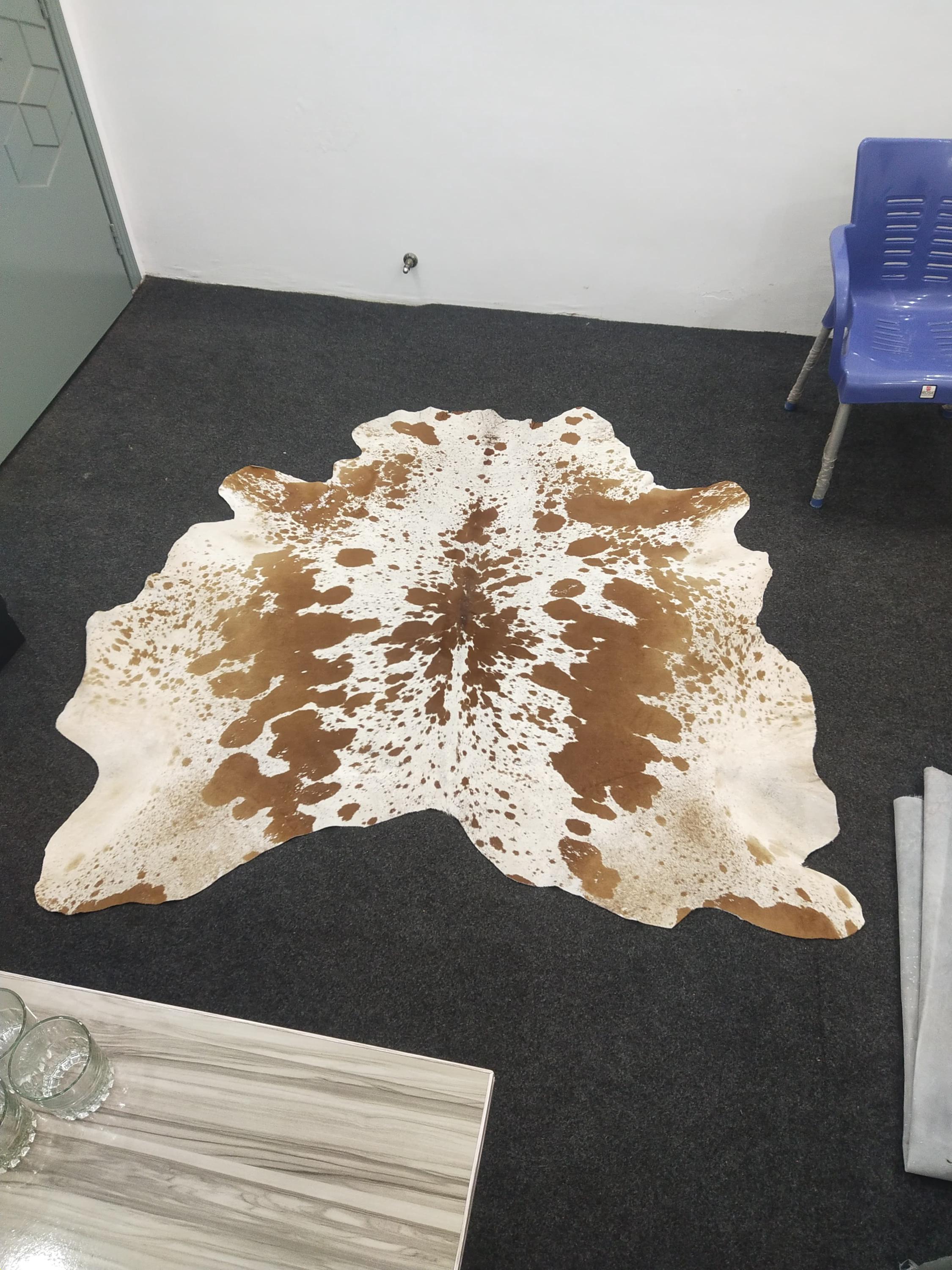 ブラウン＆ホワイト牛革ラグ – 天然皮革、素朴な装飾（25～35平方