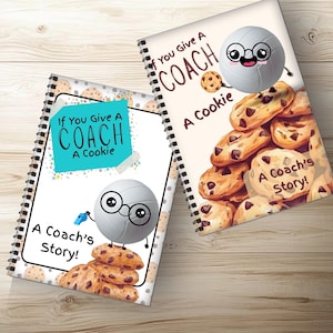 Peut inclure: Deux cahiers à spirales avec le texte "If You Give A COACH A Cookie" et "A Coach's Story!". L'un des cahiers présente un personnage de volley-ball avec des lunettes et un sifflet. L'autre montre un personnage de volley-ball et des cookies.