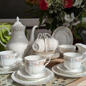 Vintage English Tea set, bone china Mayfair, nearly 1950. Extremely beautiful, in perfect condition. For 6 persons