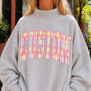 Custom Plaid Mockneck Sweatshirt Personalized School Mascot Mockneck Football Mom Crewneck Sorority Sweatshirt School Spirit Custom Team imagem 1