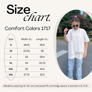 Peut inclure: T-shirt blanc Comfort Colors 1717 avec un tableau des tailles. Le tableau indique les mesures pour les tailles S &agrave; 3XL, avec des largeurs allant de 46,35 &agrave; 70,49 cm et des longueurs de 67,56 &agrave; 82,55 cm. Le mod&egrave;le porte un XL pour une coupe oversize.