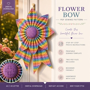 Pode incluir: Um molde de costura em PDF para download de um laço de flor. O padrão apresenta uma flor de tecido com estampa chevron multicolorida e um centro trançado roxo. O texto inclui FLOWER BOW, PDF SEWING PATTERN e instruções passo a passo.